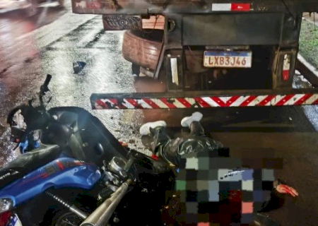 Motociclista fica ferida ao bater em caminhão parado na fronteira de MS
