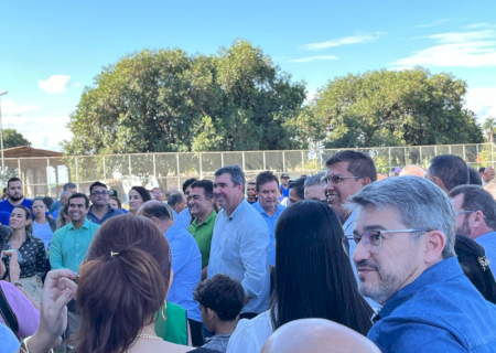 Riedel encerra agenda em Dourados entregando campo e anunciando obras