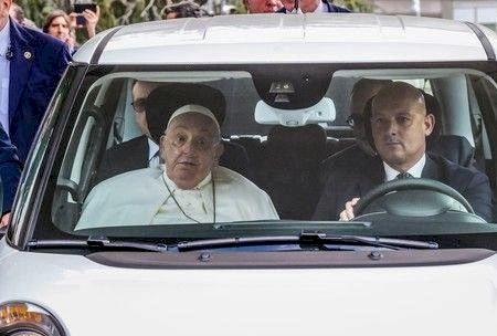 Papa Francisco deixa o hospital após quase 40 dias internado