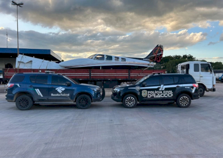 Avião montado com peças com suspeita de exportação ilegal é apreendido na fronteira