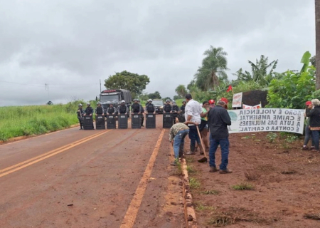 Tropa de Choque expulsa trabalhadores sem-terra de área da JBS em Dourados