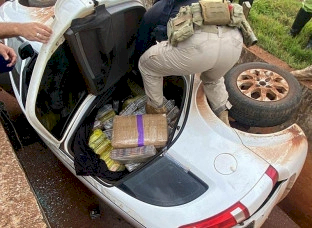 Motorista foge e carro carregado com contrabando para em valeta
