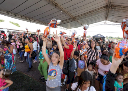 Festa da Páscoa emociona crianças e pais com a distribuição de chocolate