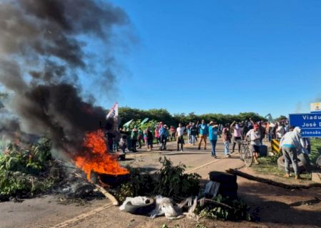 MST encerra bloqueio da BR-163 após 5 horas de muito congestionamento