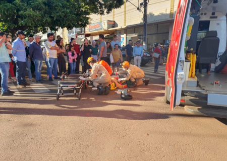 Mulher é levada ao hospital em estado gravíssimo após colisão entre moto e caminhonete