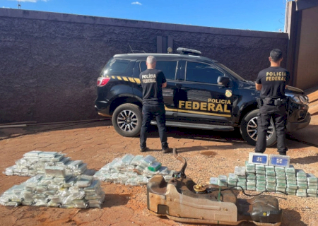 PF prende seis com 217 kg de cocaína escondidos em caminhonetes que saíram da fronteira