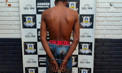 Homem com tornozeleira é preso com celular furtado e tenta fugir em matagal