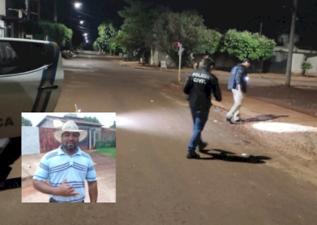 Homem é morto a tiros em frente a bar e autor preso após tentar roubar bicicleta para fugir