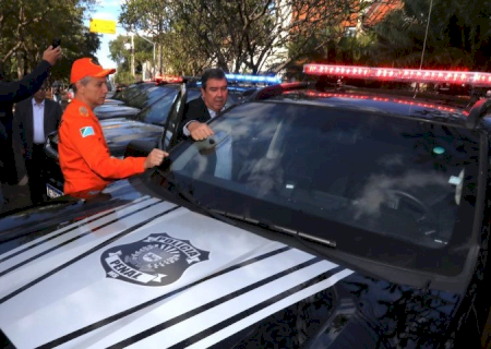 Governo entrega viaturas e equipamentos para combate a incêndios no Pantanal