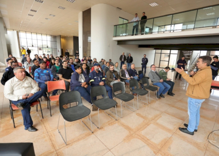 Em reunião com operadoras, prefeitura cobra fim dos fios soltos e emaranhados nos postes