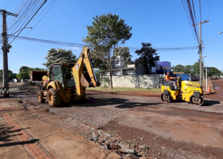 Com presença de Marçal Filho, Vila Mary recebe operação tapa-buraco