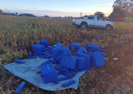 Traficantes abandonam veículos capotados com droga e munições na fronteira