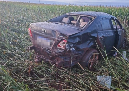 Mulher morre após capotamento de Toyota Corolla na BR-376, em Amandina