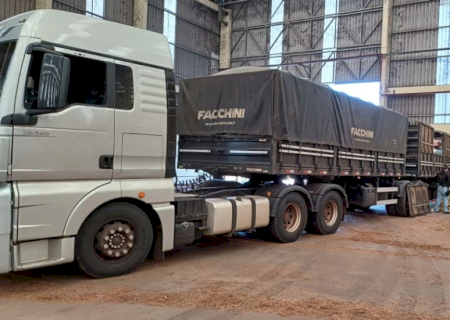 PF usa carreta bitrem para levar 30 toneladas de droga a incinerador