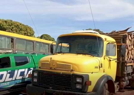 Polícia Ambiental apreende caminhão com madeira nativa em cidade de MS