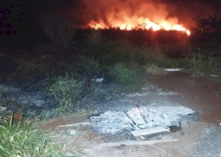 Fogo provocado por descarte irregular ameaça casas e consome vegetação em Dourados