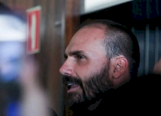 PT pede suspensão do mandato de Eduardo Bolsonaro