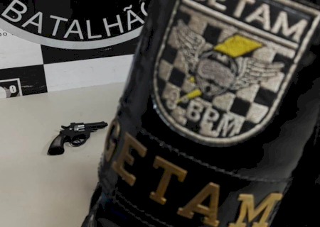 Usando tornozeleira, mulher trans é presa pela PM após assaltar adolescente em viaduto