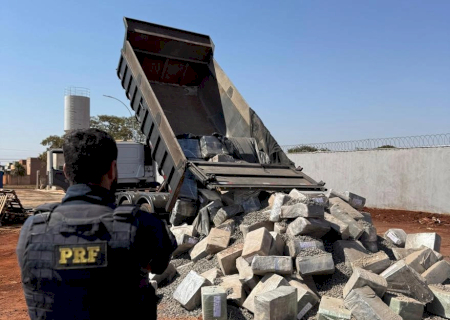 Caminhoneiro paraguaio é preso com 6t de maconha em carga de pedra brita
