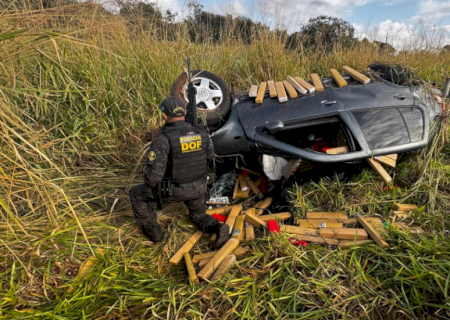 Traficante capota carro e 857 quilos de maconha ficam espalhados na rodovia