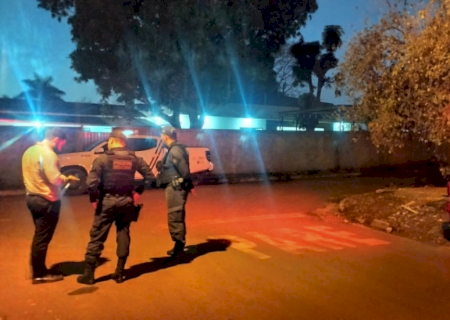 Rapaz é baleado em residência onde adolescente foi executado por facção em Dourados