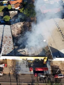 Incêndio durante a madrugada destrói loja de calçados em avenida movimentada da Capital