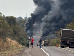 Acidente com carretas provoca incêndio e bloqueia BR-163