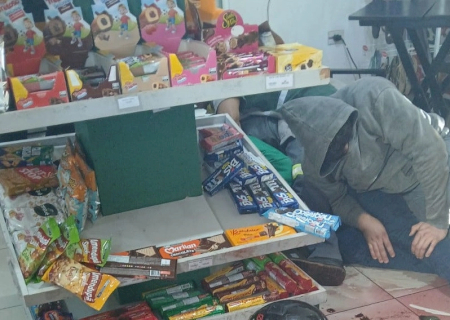 Frentista reage a assalto, é baleado na mão, mas consegue dominar bandido com ajuda de colegas