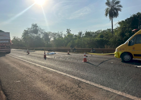 Morto em colisão frontal com carreta tinha 25 anos; polícia investiga causas do acidente