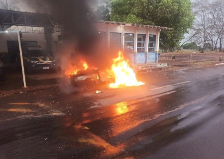 Jovens colocam fogo em carro apreendido pela PRF; “nem eu, nem a polícia”