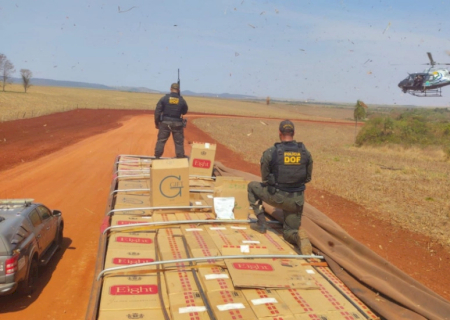Carreta levava R$ 2,2 milhões em cigarros e agrotóxicos contrabandeados do Paraguai