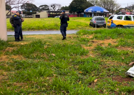 Homem é assassinado com pauladas no rosto e deixado em terreno baldio em Dourados