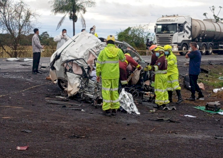 Onix e carreta batem de frente na BR-163; condutor do carro morre entre as ferragens