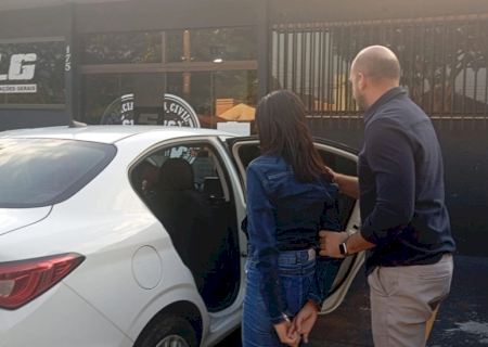 Investigada por comentários criminosos contra delegada em rede social é levada à delegacia