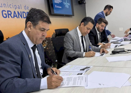 CCJ barra 13 projetos: lista tem cura gay, isenção de IPTU em ruas sem asfalto e rastreadores em caminhões