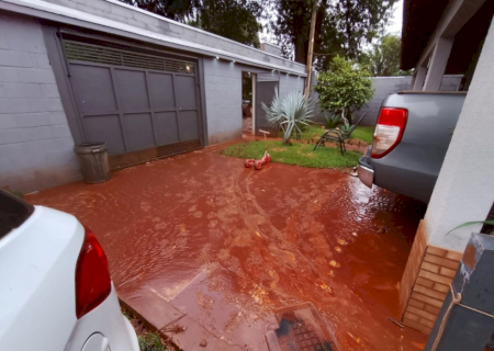 Defesa Civil age após enxurrada invadir residências construídas abaixo do nível da rua