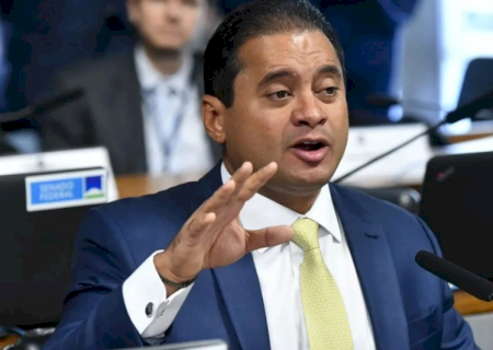 Senador vice-líder do governo Lula é alvo de operação que investiga descontos no INSS