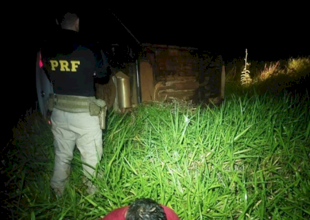 Traficante capota carro com 350 quilos de maconha ao fugir da PRF