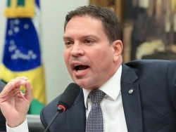 Alexandre de Moraes pede aos Estados Unidos extradição de Ramagem