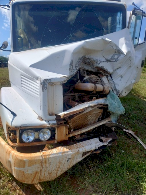 Motorista de ambulância morre ao colidir violentamente com caminhão na MS-112