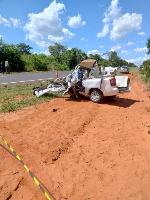Motorista de ambulância morre ao colidir violentamente com caminhão na MS-112