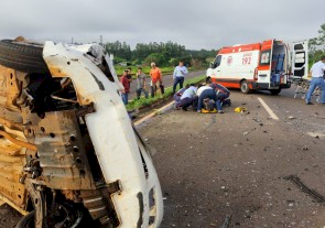 Motorista perde controle do carro, colide com outro e veículo pega fogo em Dourados
