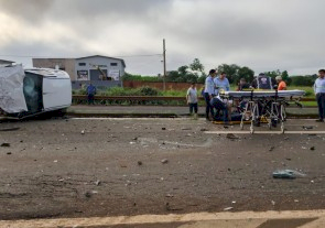 Motorista perde controle do carro, colide com outro e veículo pega fogo em Dourados