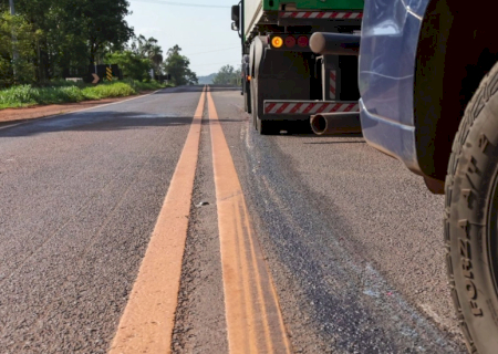 Motorista morre ao invadir pista contrária e bater carro carregado com drogas na MS-040