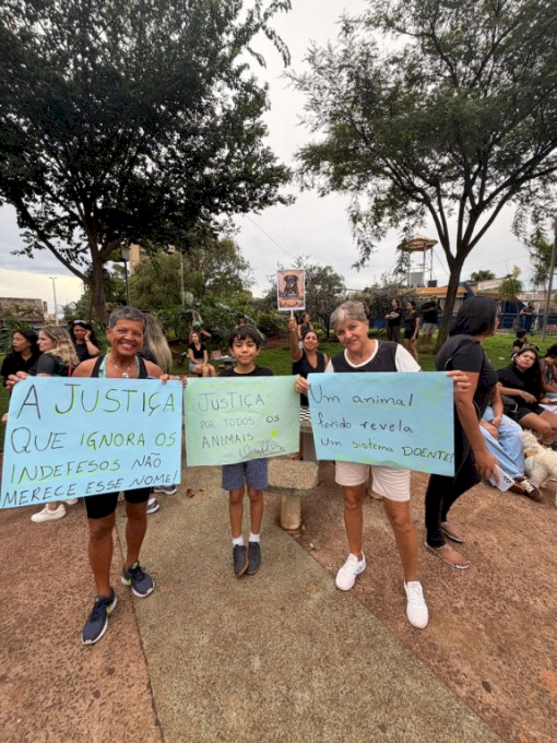 De preto, manifestantes no Centro de Dourados mostraram indignação por espancamento do cão Orelha