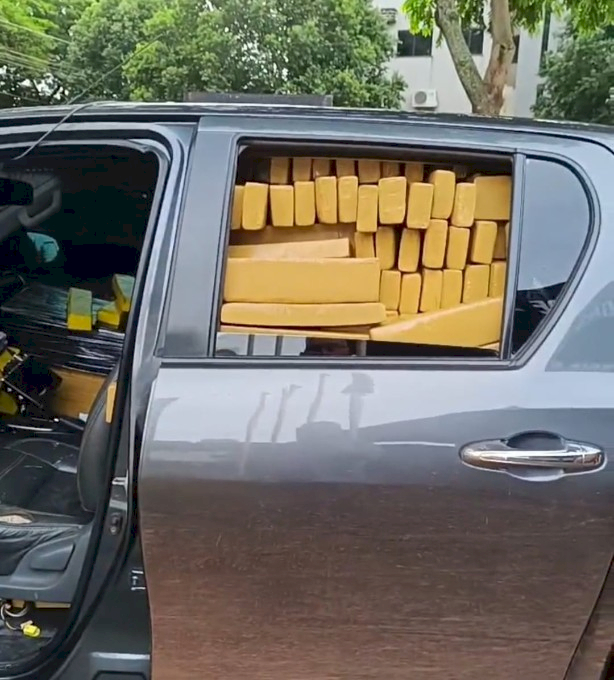 Uma caminhonete carregada com maconha foi apreendida após intensa perseguição policial na manhã deste sábado