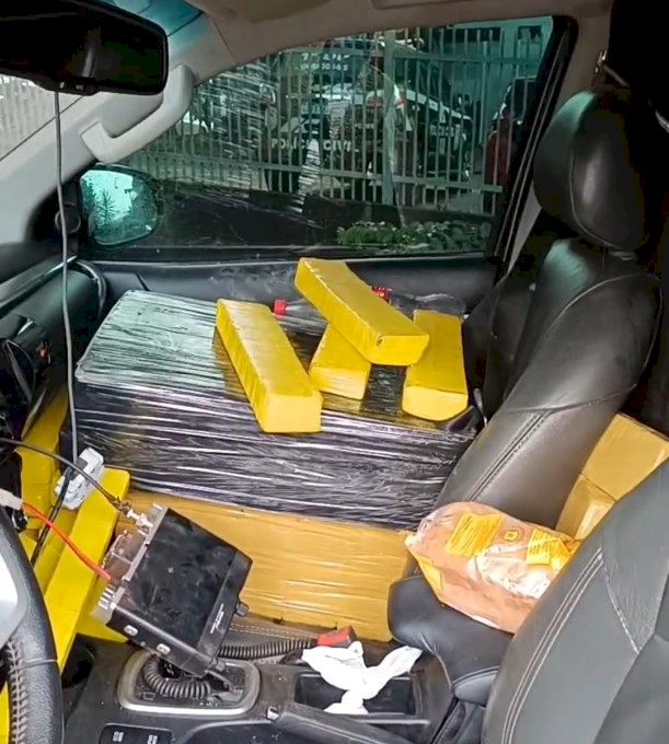 Uma caminhonete carregada com maconha foi apreendida após intensa perseguição policial na manhã deste sábado