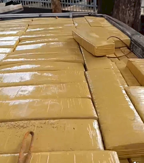 Uma caminhonete carregada com maconha foi apreendida após intensa perseguição policial na manhã deste sábado