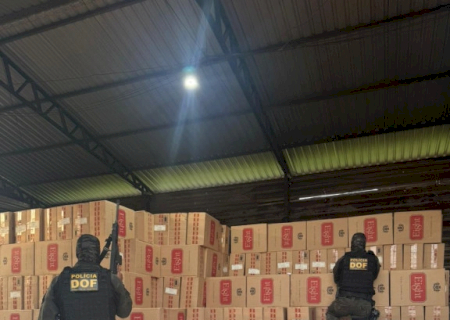 Polícia desarticula depósito e apreende 100 mil pacotes de cigarros em galpão