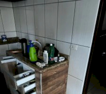 Polícia localiza 'guarda-roupa' do tráfico e recupera motocicletas furtadas